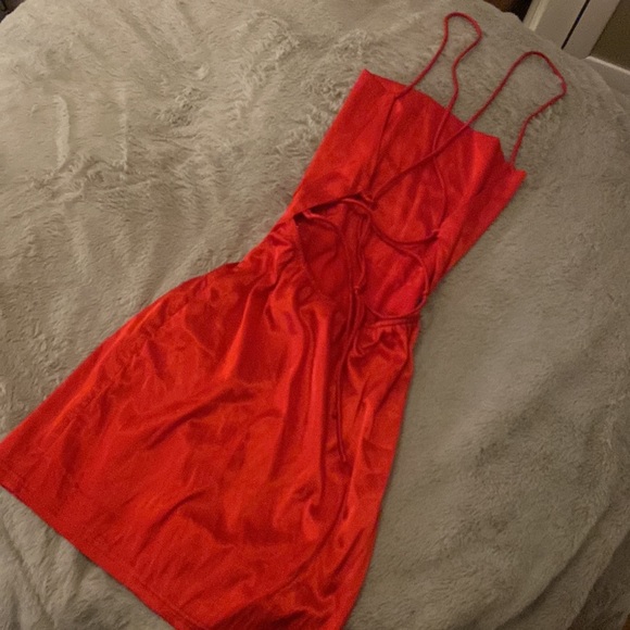 FASHIONNOVA: BACKLESS MINI RED DRESS - Picture 4 of 5